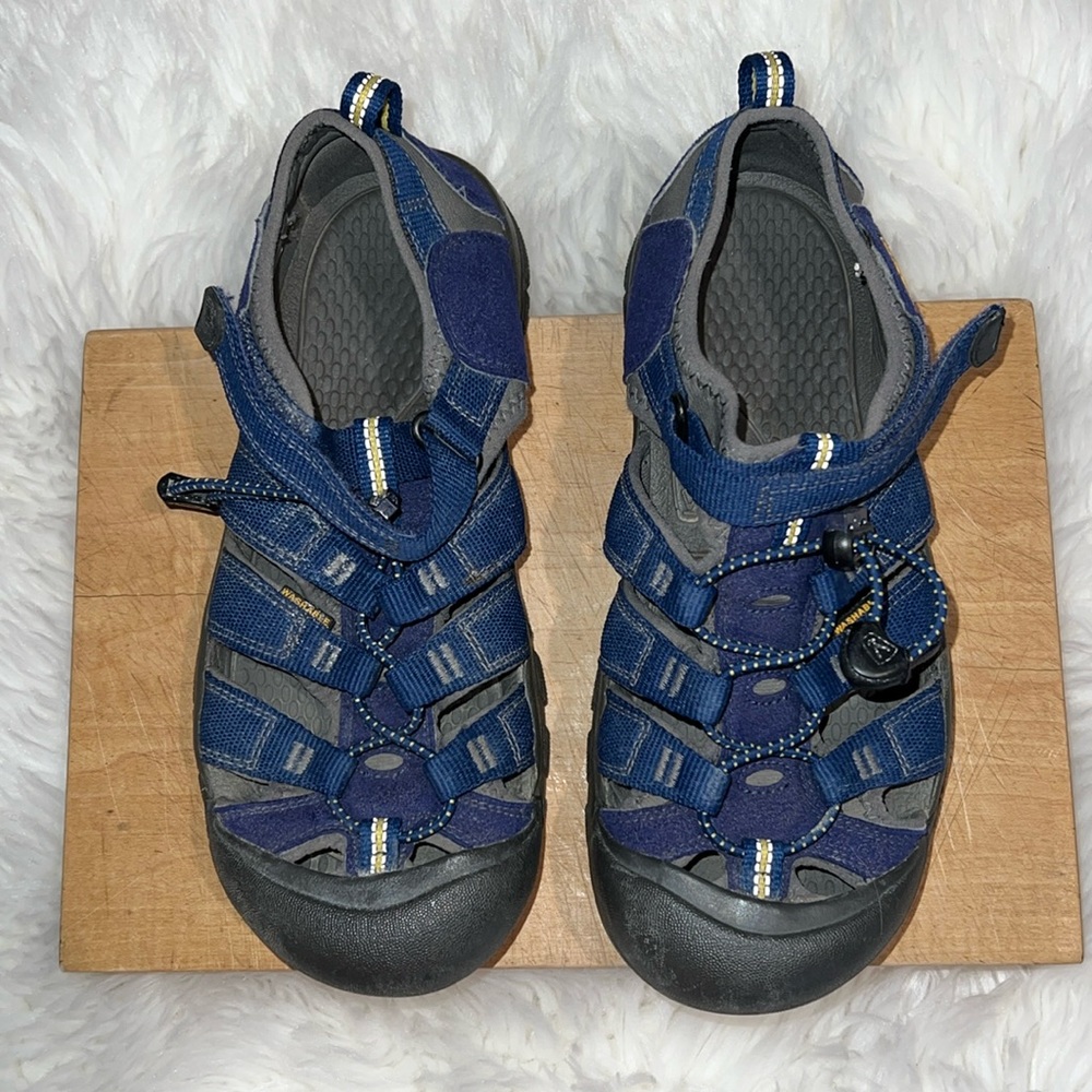 🔹 Keen Water Shoes